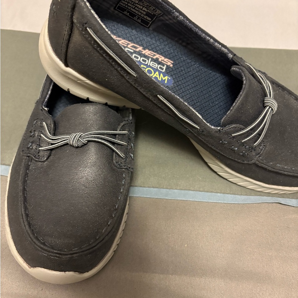 Skechers Women's Blue 
Leather Loafers